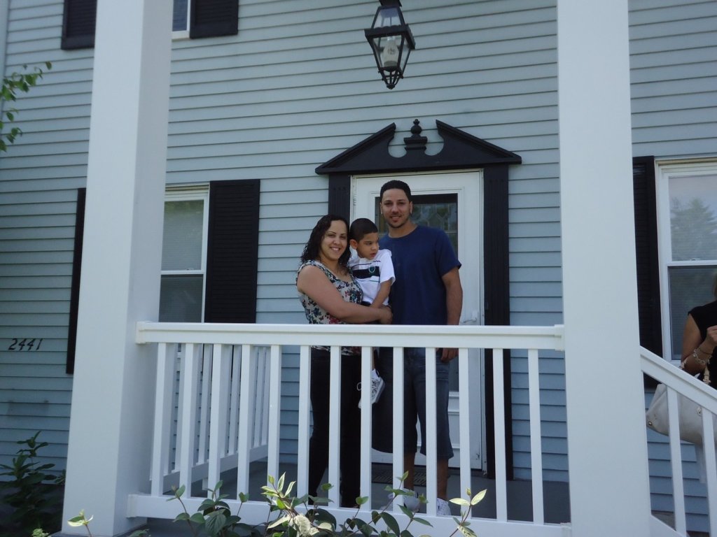 Family in front of home | homeownership