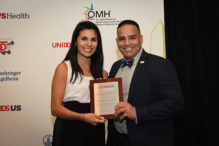 UnidosUS Board Member Mayra Aguirre presents the 2018 Helen Rodriguez-Trias Health Award to El Centro Executive Director Victor Leandry. 