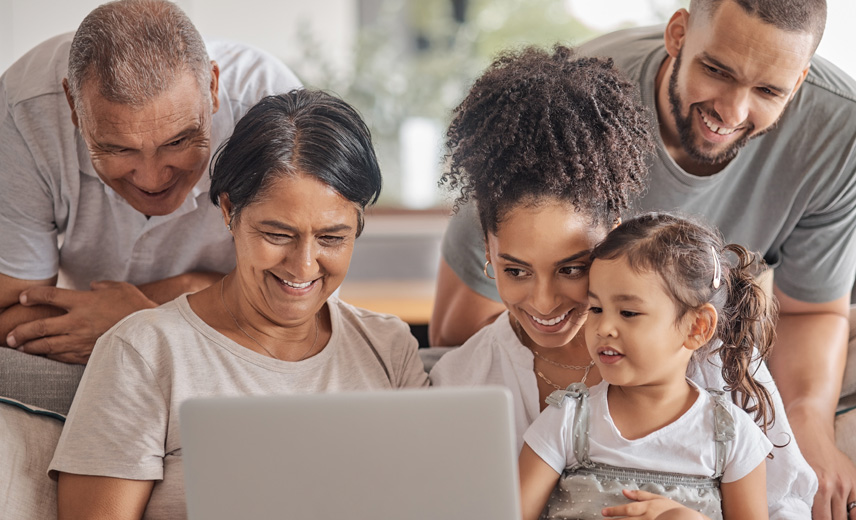 Extended Latino family on a laptop together.